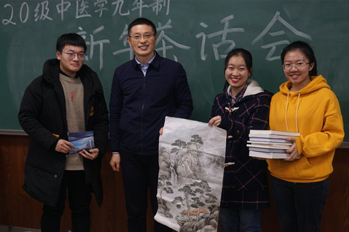 4、乔董事长与同学们互赠礼物_副本.jpg